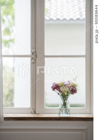 窓辺に置かれた花瓶 窓辺に置かれた花瓶 90089644