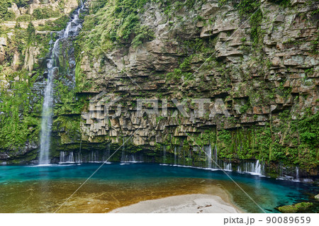 雄川の滝　エメラルドグリーンの美しい滝壺 90089659