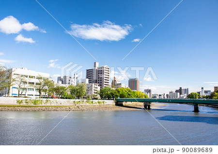 広島市中広町の天満川西岸から下流域を展望しています。川のある市街地風景をどうぞ。広島県 90089689