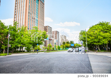 平和大通りの風景です。明るい快晴の日です。新緑が鮮やかでとても綺麗です。都市風景をどうぞ。広島県 90089694