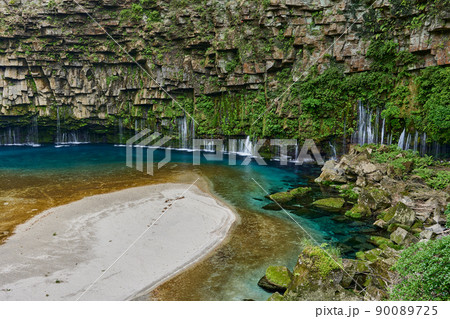 雄川の滝　エメラルドグリーンの美しい滝壺 90089725