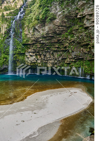 雄川の滝　エメラルドグリーンの美しい滝壺 90089726