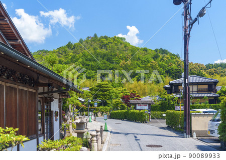 京都　嵯峨鳥居本の町並み（2022年　初夏・新緑の季節） 90089933