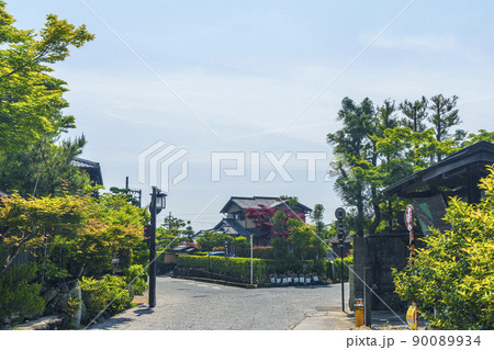 京都　嵯峨鳥居本の町並み（2022年　初夏・新緑の季節） 90089934