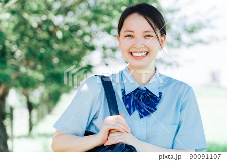 夏服の女子高生