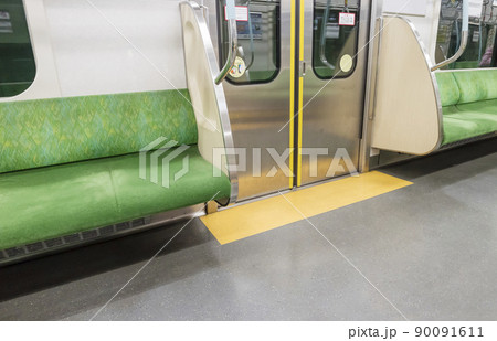 京王線　新宿行き　府中駅　府中駅ホーム　車内　座席　グリーン　ドア 90091611