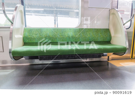 京王線　新宿行き　府中駅　府中駅ホーム　車内　座席　グリーン　ドア 90091619