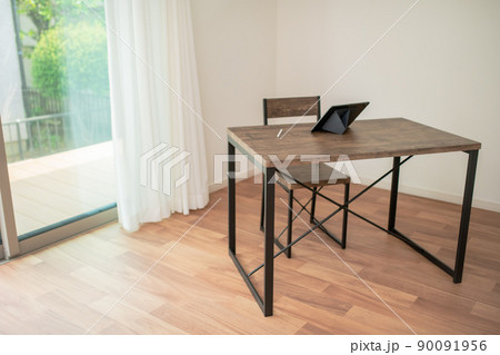 明るい窓際で在宅勤務 90091956