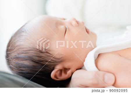 おかあさんの膝の上で眠る赤ちゃん　乳児　新生児　生後22日 90092095