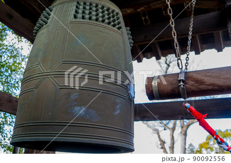神社にある巨大な鐘 90092556