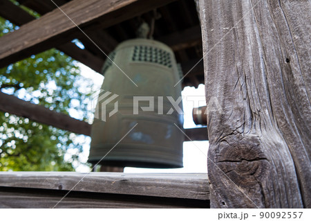 神社にある巨大な鐘 90092557
