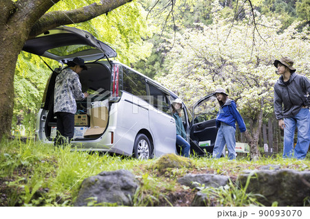 雨上がりのキャンプ場に到着した若いグループ　卒業旅行 90093070