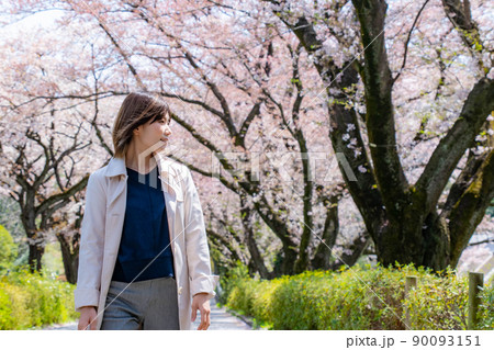 桜並木を歩く女性 桜並木を歩く女性 90093151