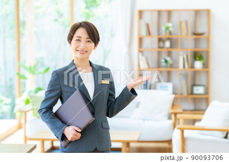 不動産業のビジネスウーマン　 90093706