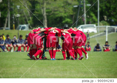 試合前に円陣を組んで気合を入れるサッカー部の少年達 90094283