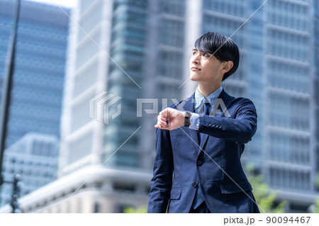 腕時計を見る男性 腕時計を見る男性 90094467