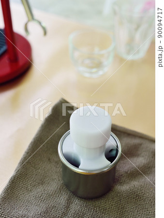 Press the coffee powder in the scoop firmly Press the coffee powder in the scoop firmly 90094717