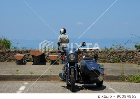 海辺のパーキングでサイドカーの点検と休憩をするドライバー 海辺のパーキングでサイドカーの点検と休憩をするドライバー 90094965