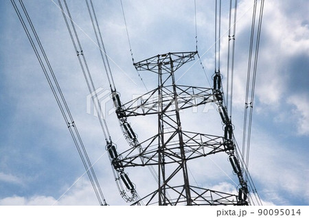 高圧送電鉄塔が大空を背景に立つ 高圧送電鉄塔が大空を背景に立つ 90095014