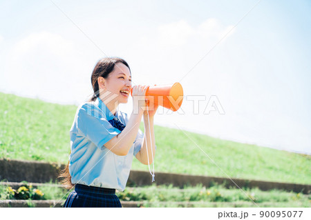 応援する高校生 90095077