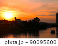 川辺の夕日 90095600