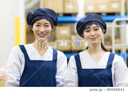 倉庫で働く女性 倉庫で働く女性 90096641