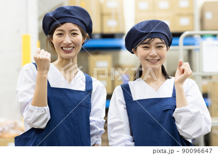 倉庫で働く女性 倉庫で働く女性 90096647