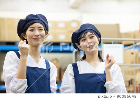 倉庫で働く女性 90096648