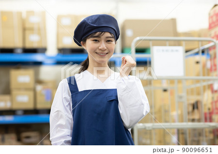 倉庫で働く女性 90096651