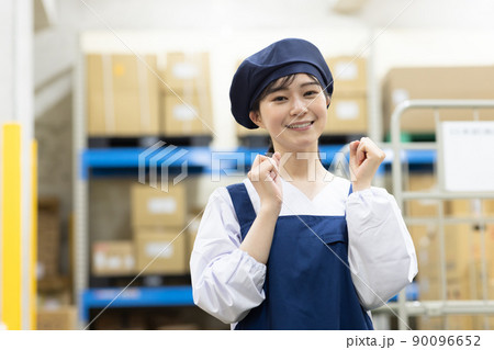 倉庫で働く女性 90096652