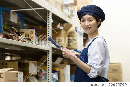 倉庫で働く女性 倉庫で働く女性 90096740