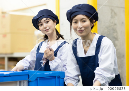 仕事をする女性 90096823