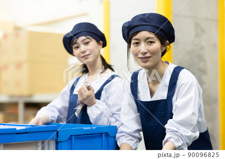 仕事をする女性 90096825