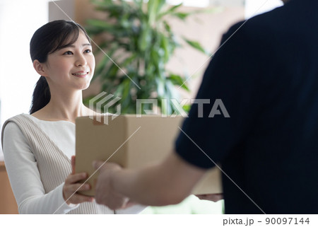 荷物を受け取る女性 荷物を受け取る女性 90097144