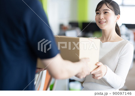 荷物を受け取る女性 90097146