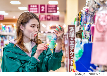 スーパーでデオドラントを買う若い女性 スーパーでデオドラントを買う若い女性 90097462
