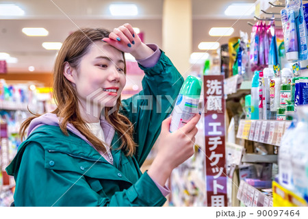 スーパーでデオドラントを買う若い女性 スーパーでデオドラントを買う若い女性 90097464