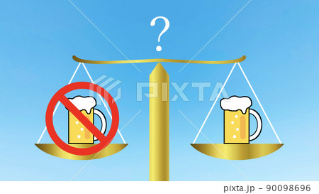 ビールイラストとクエスチョンマークと金色の天秤と青空 90098696