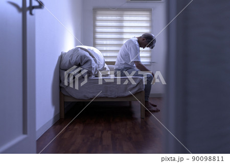 中年男性の疲れ 90098811