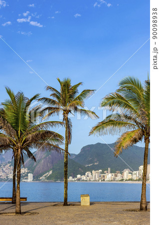 Ipanema beach in Rio de Janeiro during a summer morning 90098938
