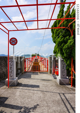 瀬戸内海に浮かぶ子供の守り神様とされる津嶋神社(香川県三豊市) 瀬戸内海に浮かぶ子供の守り神様とされる津嶋神社(香川県三豊市) 90099535