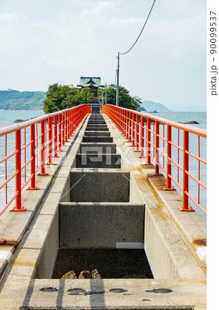 瀬戸内海に浮かぶ子供の守り神様とされる津嶋神社（香川県三豊市） 90099537