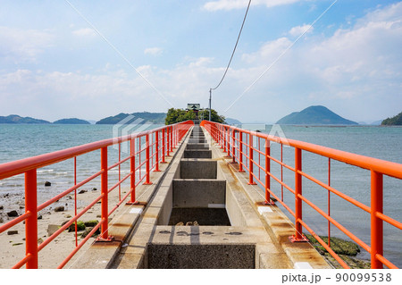 瀬戸内海に浮かぶ子供の守り神様とされる津嶋神社（香川県三豊市） 90099538