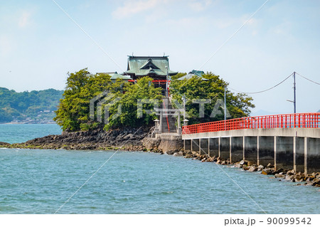 瀬戸内海に浮かぶ子供の守り神様とされる津嶋神社(香川県三豊市) 瀬戸内海に浮かぶ子供の守り神様とされる津嶋神社(香川県三豊市) 90099542
