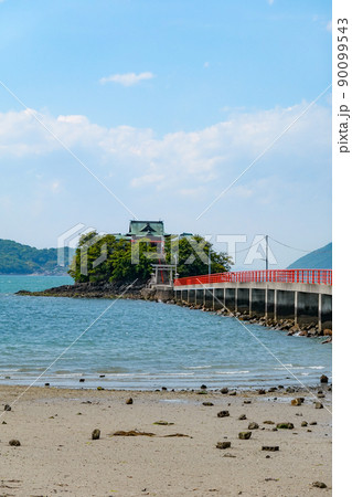 瀬戸内海に浮かぶ子供の守り神様とされる津嶋神社(香川県三豊市) 瀬戸内海に浮かぶ子供の守り神様とされる津嶋神社(香川県三豊市) 90099543