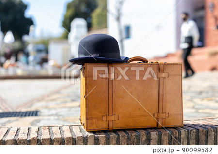 旅行鞄と帽子 90099682