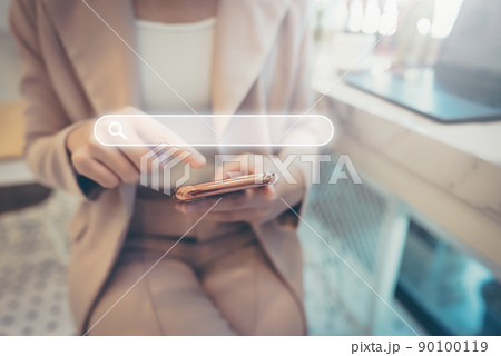 Women use smartphones to find what they are interested in 90100119