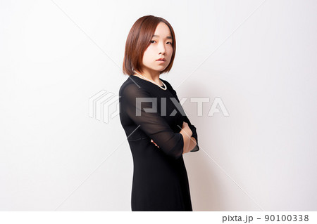 怒っている喪服を着ている女性 90100338