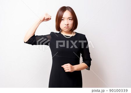 怒っている喪服を着ている女性 90100339