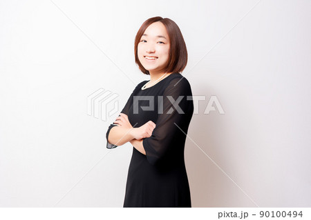 白背景の前に立っている喪服を着ている女性 白背景の前に立っている喪服を着ている女性 90100494
